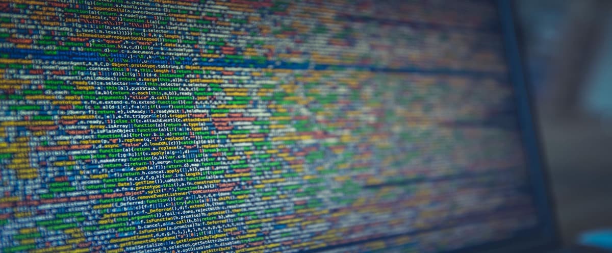 Código y sistemas digitales que representan la complejidad de gestionar la madurez en ciberseguridad