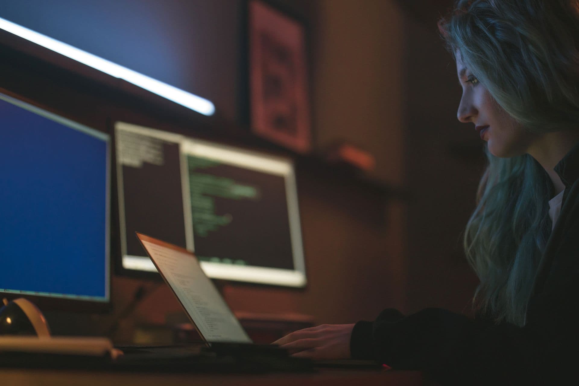 Especialista analizando sistemas durante un GAP assessment en ciberseguridad