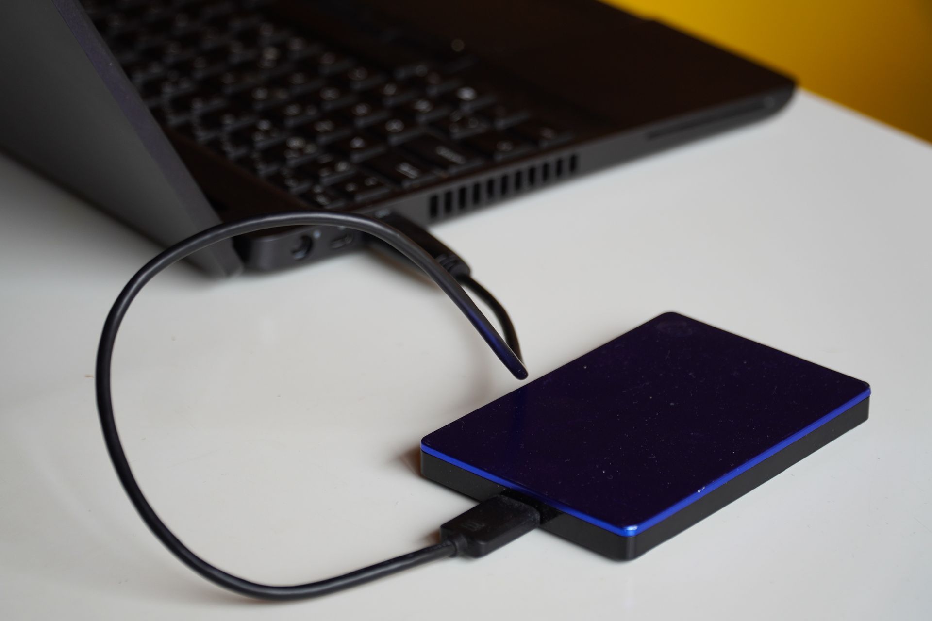 Disco externo conectado a una computadora como parte de un proceso de backup